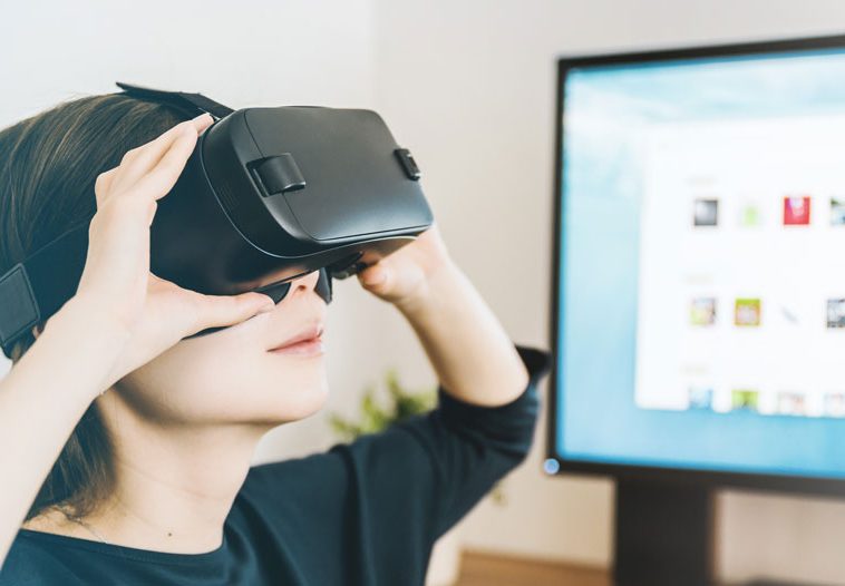 Kind mit aufgesetzter Virtual Reality Brille