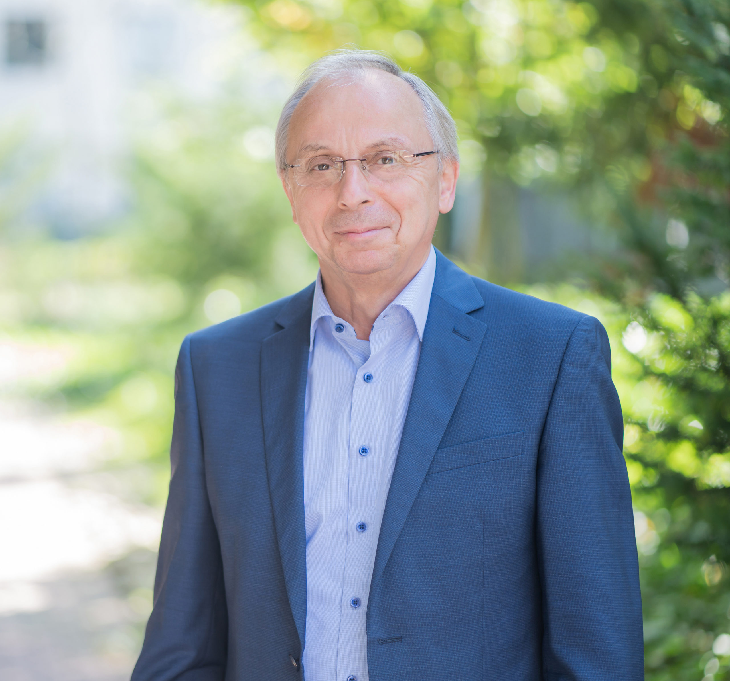 Halbkörperporträt Josef Schrader DIE