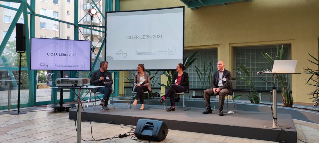 Prof. Dr Florian Schmiedek (left) moderates the plenary discussion with representatives from funding organizations (from left to right: Annabell Zentarra Annabell Zentarra (German Research Foundation, DFG), Julia Wyss (Jacobs Foundation), and Dominik Maas (European Liaison Office of the German Research Organisations)